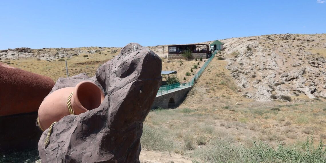 «ҮКАША АТА» КЕСЕНЕСІНІҢ АУМАҒЫ ТАЗАРТЫЛЫП, АБАТТАНДЫРЫЛДЫ