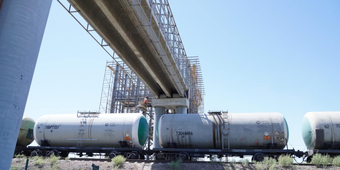 ТҮРКІСТАНДАҒЫ ТЕМІРЖОЛ ВОКЗАЛЫ МАҢЫНДА ЖОЛАУШЫЛАР КӨПІРЛЕРІ САЛЫНУДА