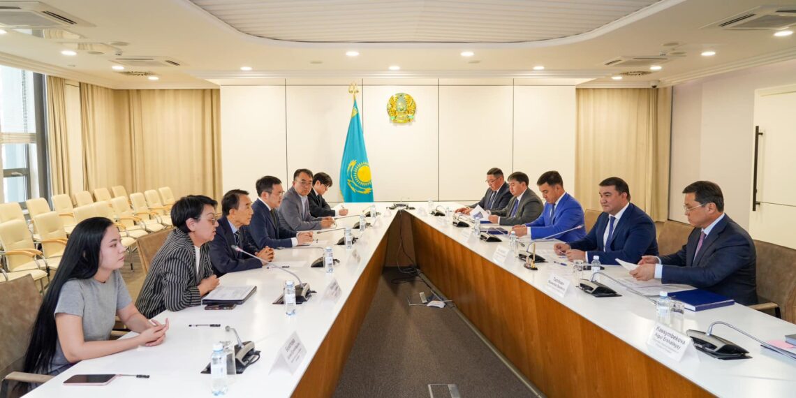 Нұралхан Көшеров «Woosong» білім беру қорының құрметті төрағасымен кездесу барысында өзара ынтымақтастықты талқылады