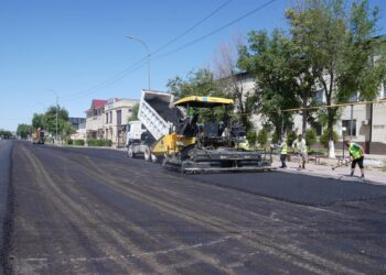 ТҮРКІСТАН ОБЛЫСЫНДА 1 МЫҢ ШАҚЫРЫМНАН АСТАМ ЖОЛ МЕН КӨШЕДЕ ҚҰРЫЛЫС-ЖӨНДЕУ ЖҰМЫСТАРЫ ЖҮРІП ЖАТЫР