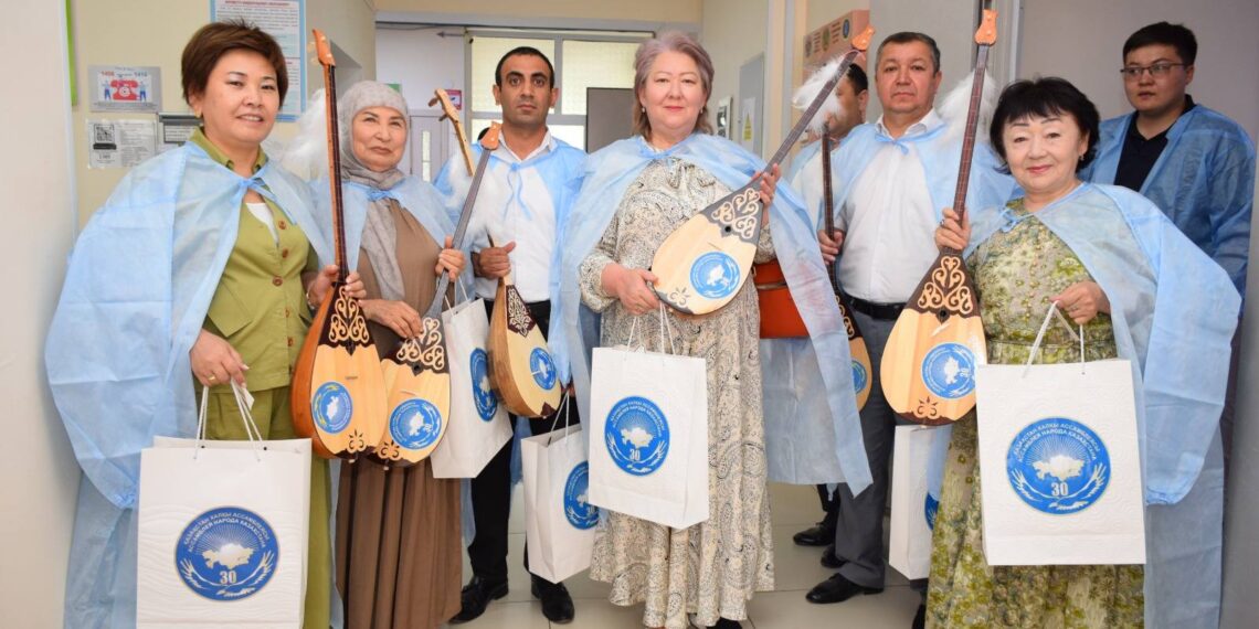 ТҮРКІСТАНДА АССАМБЛЕЯ МҮШЕЛЕРІ ЖАҢА ТУҒАН НӘРЕСТЕЛЕРГЕ ДОМБЫРА СЫЙЛАДЫ