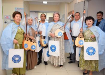 ТҮРКІСТАНДА АССАМБЛЕЯ МҮШЕЛЕРІ ЖАҢА ТУҒАН НӘРЕСТЕЛЕРГЕ ДОМБЫРА СЫЙЛАДЫ