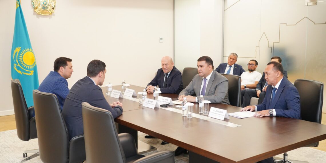 ТҮРКІСТАН ОБЛЫСЫНЫҢ ӘКІМІ ҚАЗАҚСТАН ФУТБОЛ ФЕДЕРАЦИЯСЫНЫҢ ӨКІЛДЕРІМЕН КЕЗДЕСТІ