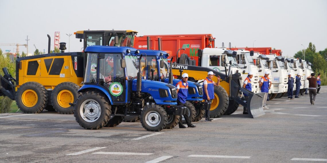 ТҮРКІСТАНДА КОММУНАЛДЫҚ САЛА ӨКІЛДЕРІНЕ ЖАҢА ТЕХНИКАЛАР ТАПСЫРЫЛЫП, ЕҢБЕК АДАМДАРЫ МАРАПАТТАЛДЫ