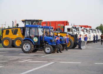 ТҮРКІСТАНДА КОММУНАЛДЫҚ САЛА ӨКІЛДЕРІНЕ ЖАҢА ТЕХНИКАЛАР ТАПСЫРЫЛЫП, ЕҢБЕК АДАМДАРЫ МАРАПАТТАЛДЫ