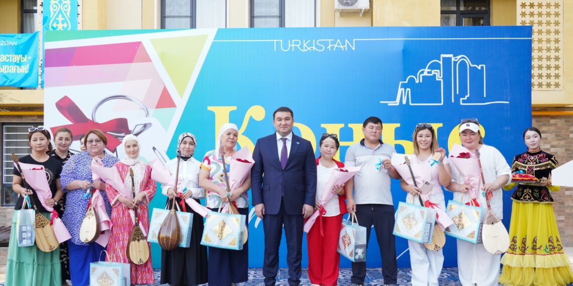 100-ГЕ ЖУЫҚ ОТБАСЫНА БАСПАНА КІЛТІ МЕН ДОМБЫРА ТАБЫС ЕТІЛДІ