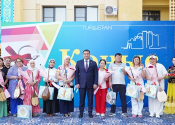 100-ГЕ ЖУЫҚ  ОТБАСЫНА БАСПАНА КІЛТІ МЕН ДОМБЫРА ТАБЫС ЕТІЛДІ