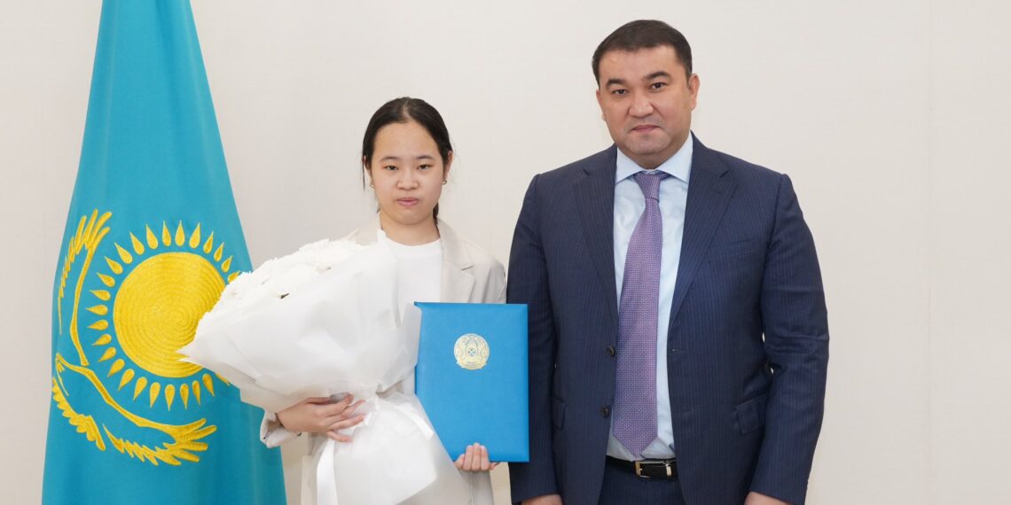 ШАХМАТТАН ӘЛЕМНІҢ 3 ДҮРКІН ЧЕМПИОНЫНА ҚҰРМЕТ КӨРСЕТІЛДІ