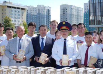 ТҮРКІСТАНДА АБАЙДЫҢ 180 ЖЫЛДЫҒЫНА ОРАЙ ЖАСТАР МЕН ТҰРҒЫНДАРҒА «АБАЙ ЖОЛЫ» РОМАНЫ ТАРАТЫЛДЫ