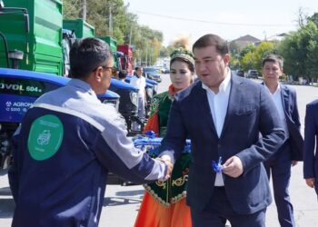 ТҮРКІСТАН: САРЫАҒАШТА КОММУНАЛДЫҚ САЛА ӨКІЛДЕРІНЕ ЖАҢА ТЕХНИКАЛАР ТАПСЫРЫЛДЫ