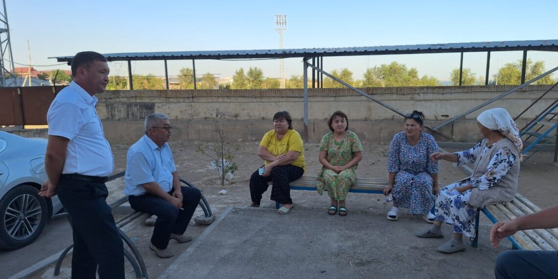 ШАРДАРА ҚАЛАСЫНДА УАҚЫТША СУ ТАПШЫЛЫҒЫНА БАЙЛАНЫСТЫ ТҰРҒЫНДАРМЕН ТҮСІНДІРУ ЖҰМЫСТАРЫ ЖҮРГІЗІЛУДЕ