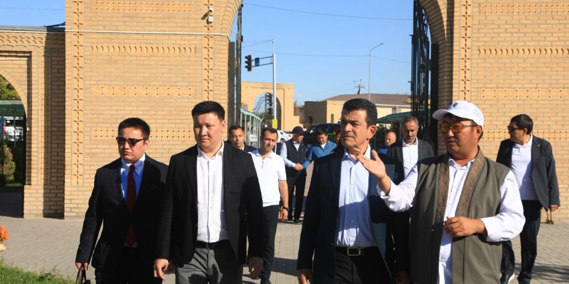 ИСЕСКО БАС ДИРЕКТОРЫ БАСТАҒАН ДЕЛЕГАЦИЯ ТҮРКІСТАН ОБЛЫСЫНЫҢ ТАРИХИ НЫСАНДАРЫМЕН ТАНЫСТЫ