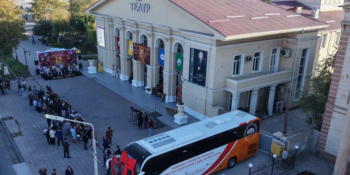 ТҮРКІСТАНДА РАЙЫМБЕК СЕЙТМЕТОВ ТЕАТРЫНА ЖАҢА АВТОБУС ТАБЫСТАЛДЫ