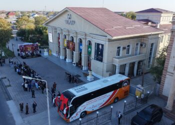 ТҮРКІСТАНДА РАЙЫМБЕК СЕЙТМЕТОВ ТЕАТРЫНА ЖАҢА АВТОБУС ТАБЫСТАЛДЫ