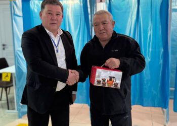 АЛҒАШҚЫ ДАУЫС БЕРУШІЛЕР САЙЛАУ УЧАСКЕЛЕРІНЕ КЕЛДІ