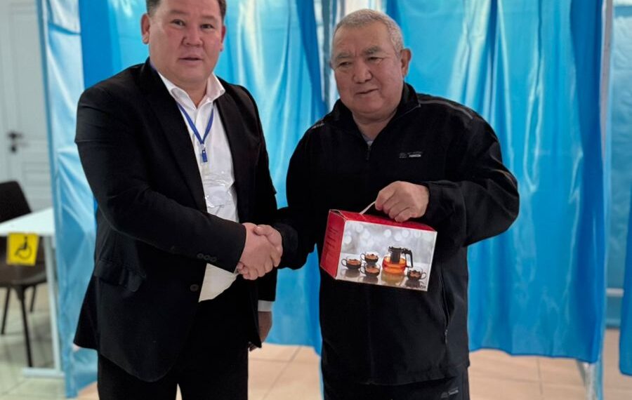 АЛҒАШҚЫ ДАУЫС БЕРУШІЛЕР САЙЛАУ УЧАСКЕЛЕРІНЕ КЕЛДІ