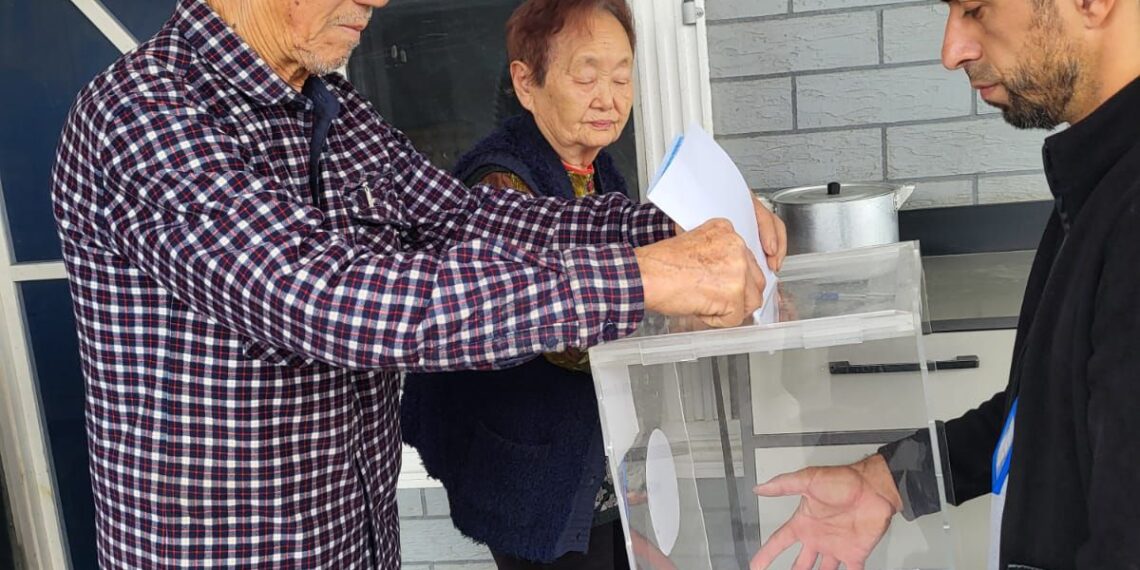 ҮЙДЕН ДАУЫС БЕРУ ҚҰҚЫҒЫН ПАЙДАЛАНЫП, САЙЛАУ ПРОЦЕСІНЕ ҚАТЫСУДА