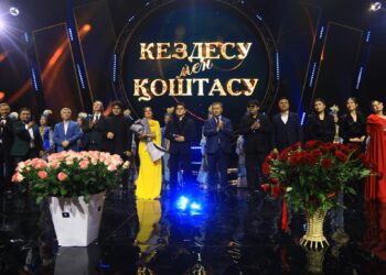 ТҮРКІСТАНДА БАҒЛАН ОМАРОВТЫҢ «КЕЗДЕСУ МЕН ҚОШТАСУ» АТТЫ ШЫҒАРМАШЫЛЫҚ ӘН КЕШІ ӨТТІ