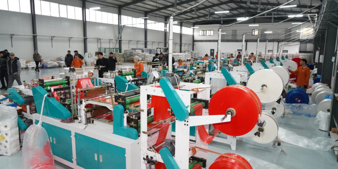 ТҮРКІСТАНДА ПЛАСТИК ЫДЫСТАР МЕН ПОЛИЭТИЛЕН ПАКЕТТЕР ӨНДІРЕТІН ЖАҢА ЗАУЫТ ІСКЕ ҚОСЫЛДЫ