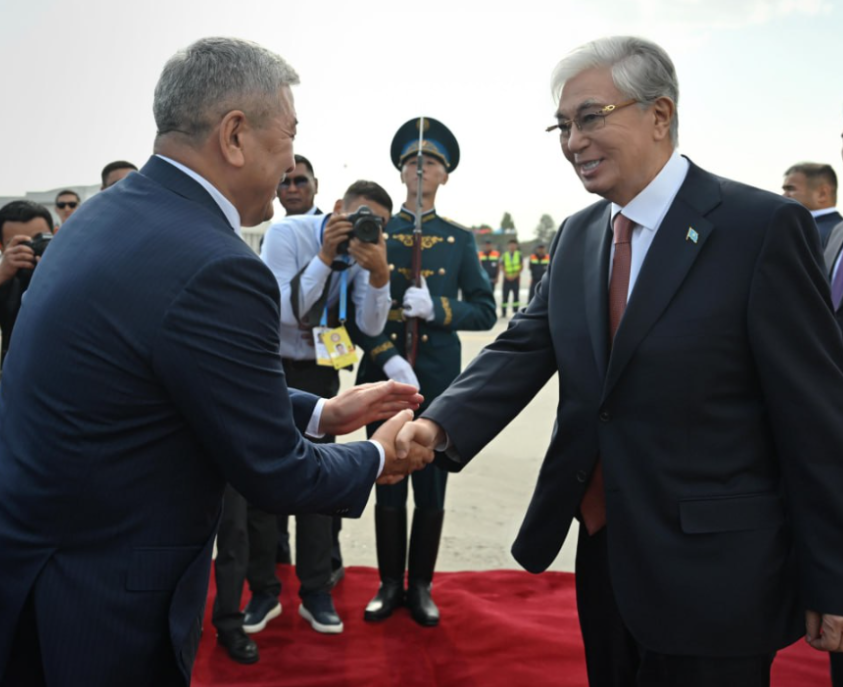 🇰🇿🇰🇬  Қасым-Жомарт Тоқаев Қырғызстан Президенті Садыр Жапаровтың шақыруымен Шанхай ынтымақтастық ұйымына мүше мемлекеттер басшылары кеңесінің 26-отырысына және «ШЫҰ+» форматындағы кездесуге қатысу үшін Бішкек қаласына жұмыс сапарымен барды